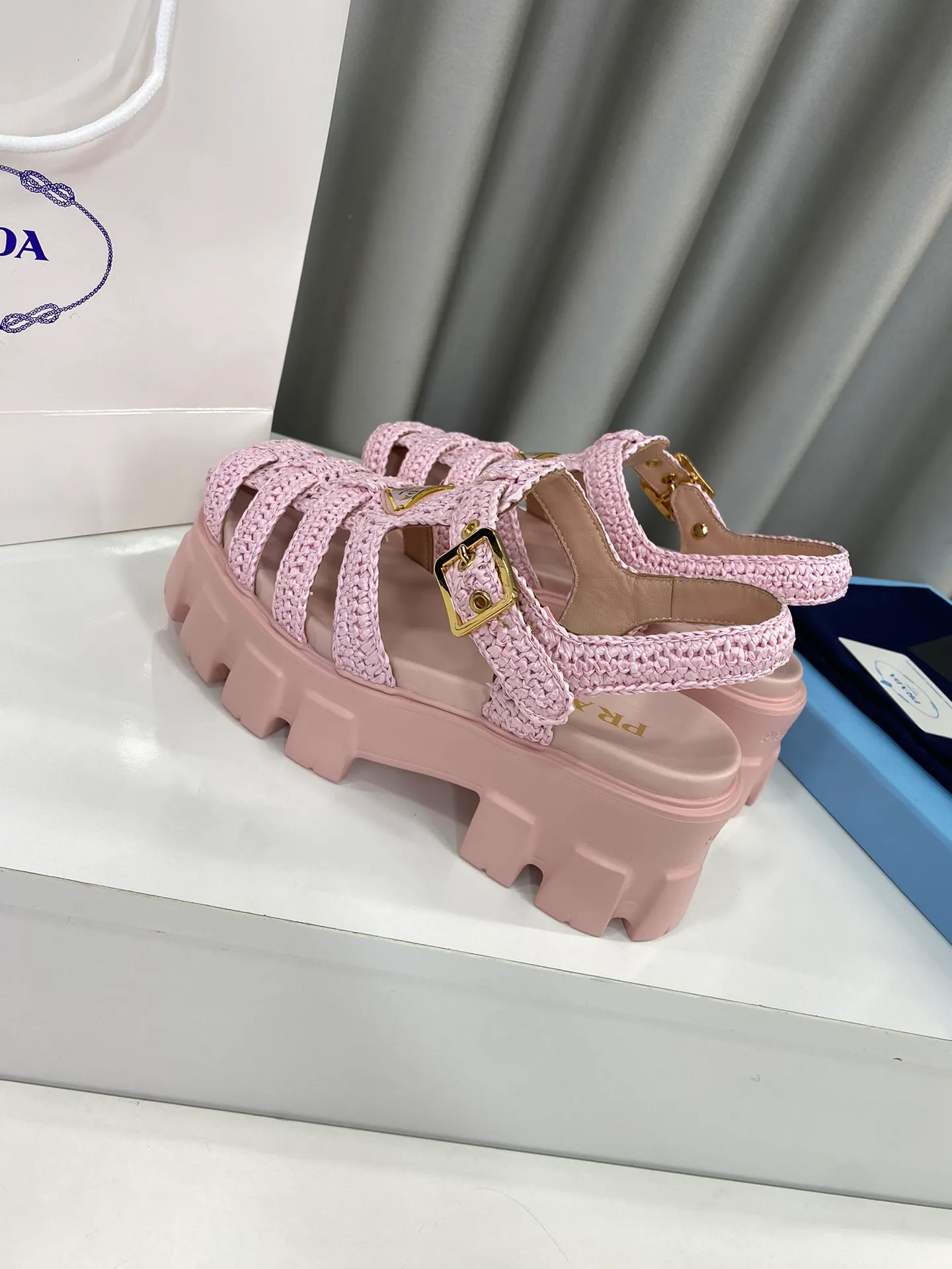 👟👟Ex-factory price 600👟👟 Prada’s latest bamboo cage weaving thick-soled triangle buckle sandals☑️ Latest environmentally friendly PP material, fully handmade crochet, just like knitting sweaters, slow work and meticulous work, retro fashionable thick-soled shoes, with woven uppers, making the whole pair of shoes light and comfortable, bright colors, satisfying a variety of choices for fashionable people with different styles! The iconic metal triangle logo is paired with the shape of ancient beach sandals. Every design element is fashionable! Size: Women's 35-39 (34, 40, custom-made, non-returnable) Full set of counter original packaging
